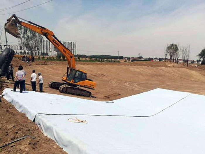 人工湖防滲為什么選膨潤(rùn)土防水毯